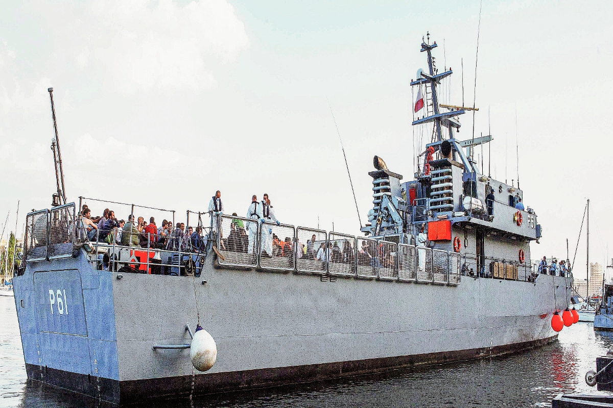 Los migrantes sobrevivientes llegan al puerto de Malta. (Foto Prensa LIbre:AP)