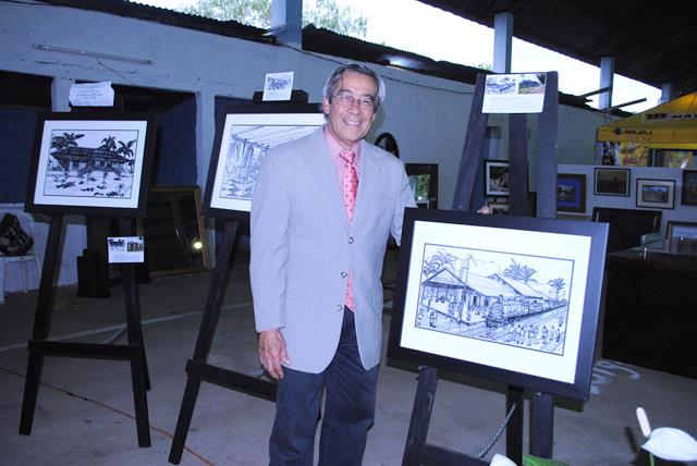 Jorge Cordón expone 12 de los cuadros que serán parte del libro Arquitectura vernácula de Coatepeque. (Foto Prensa Libre: Édgar Octavio Girón)