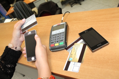 Bancos se exceden en cobros de tarjetas. (Foto Prensa Libre: Guillermo Isaí Ramírez).