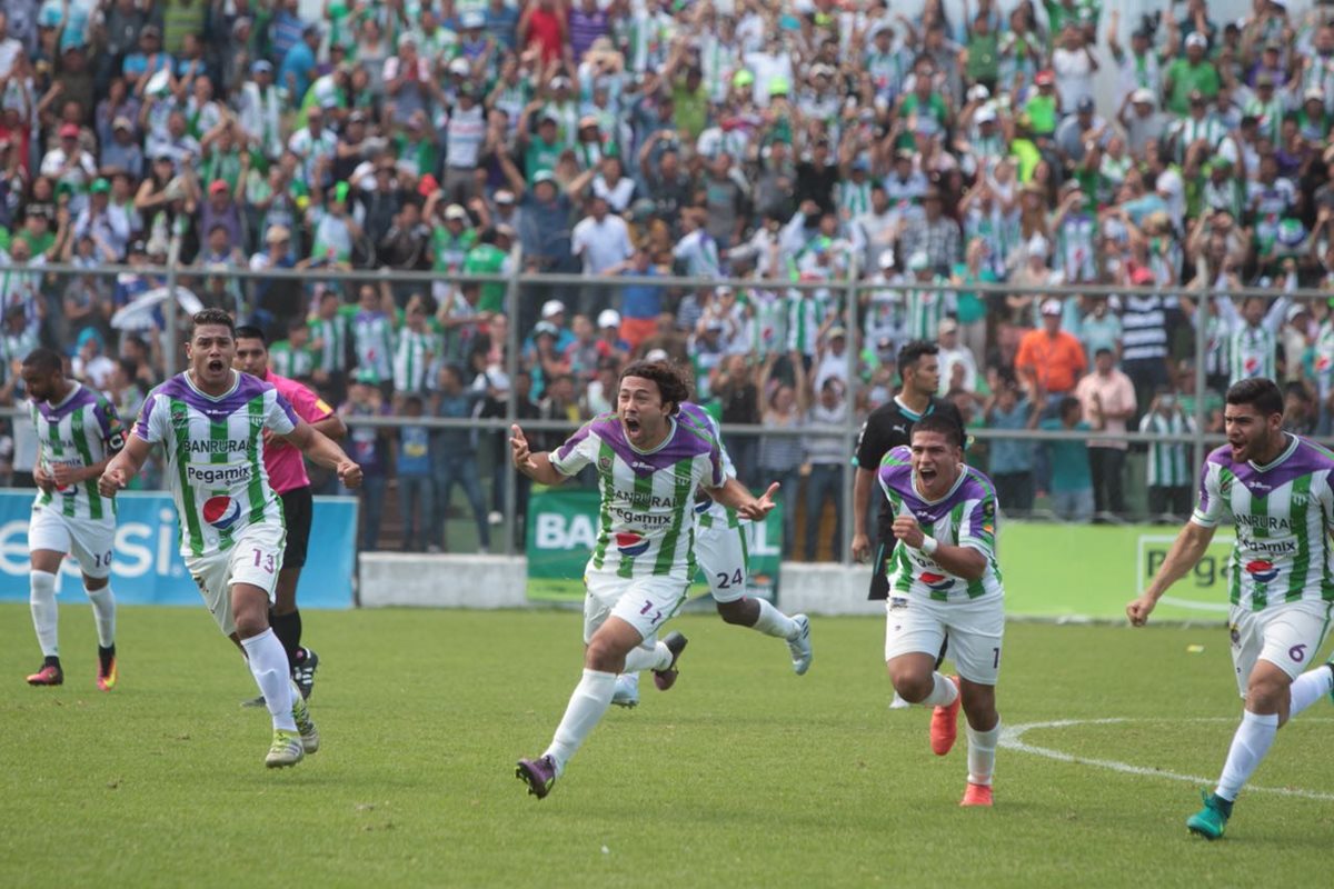 Agustín Herrera festejó con todo el gol que le dio la clasificación a Antigua. (Foto Prensa Libre: Norvin Mendoza)
