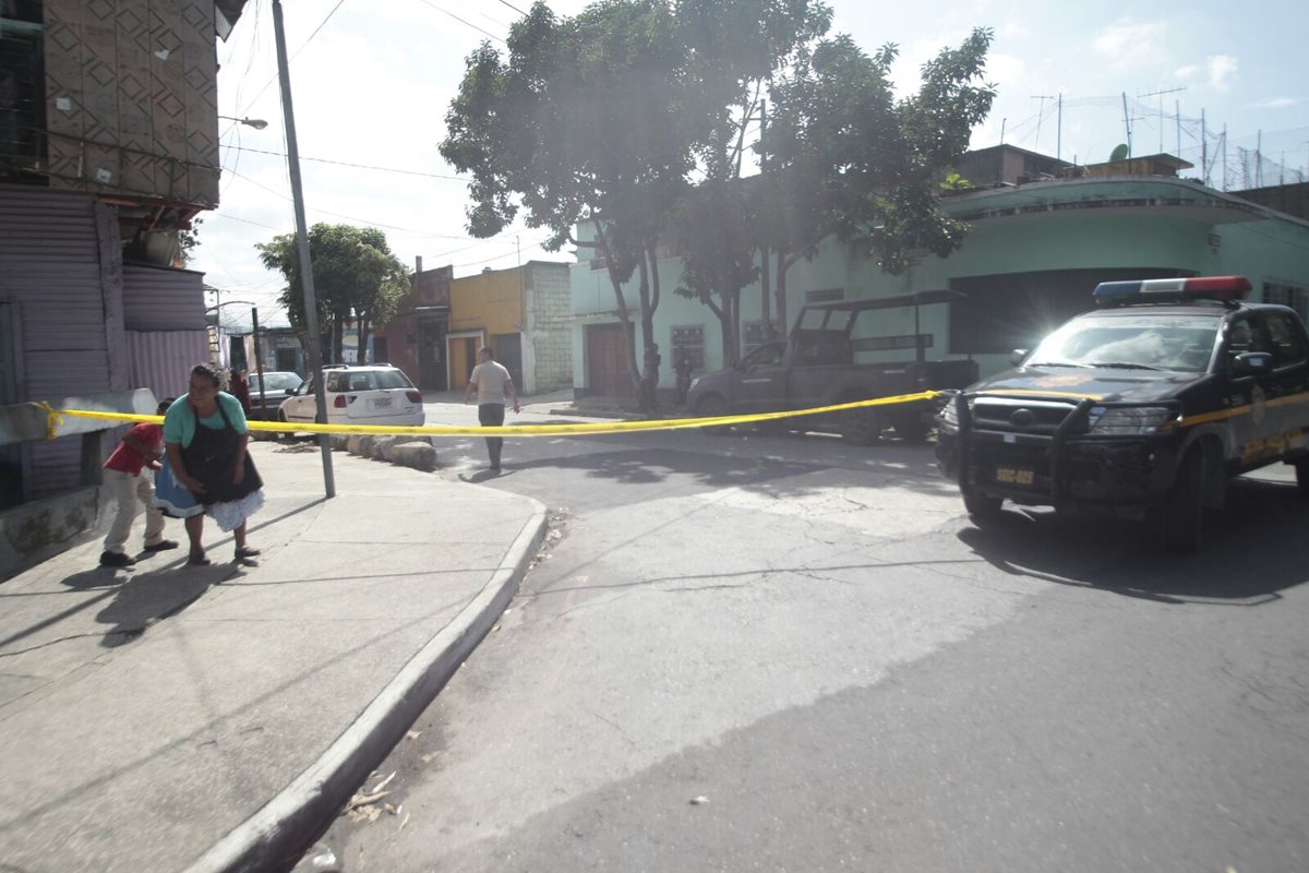 La Policía Nacional Civil resguarda el área donde fue atacado el piloto del autobús en la zona 5. (Foto Prensa Libre: Érick Ávila)