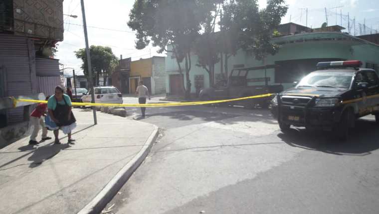 La Policía Nacional Civil resguarda el área donde fue atacado el piloto del autobús en la zona 5. (Foto Prensa Libre: Érick Ávila)
