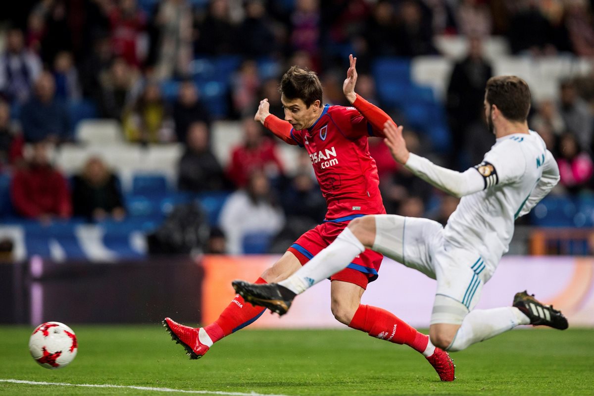 Guillermo Fernández le tomó la medida al Real Madrid y anotó dos goles en el Santiago Bernabéu. (Foto Prensa Libre: EFE)