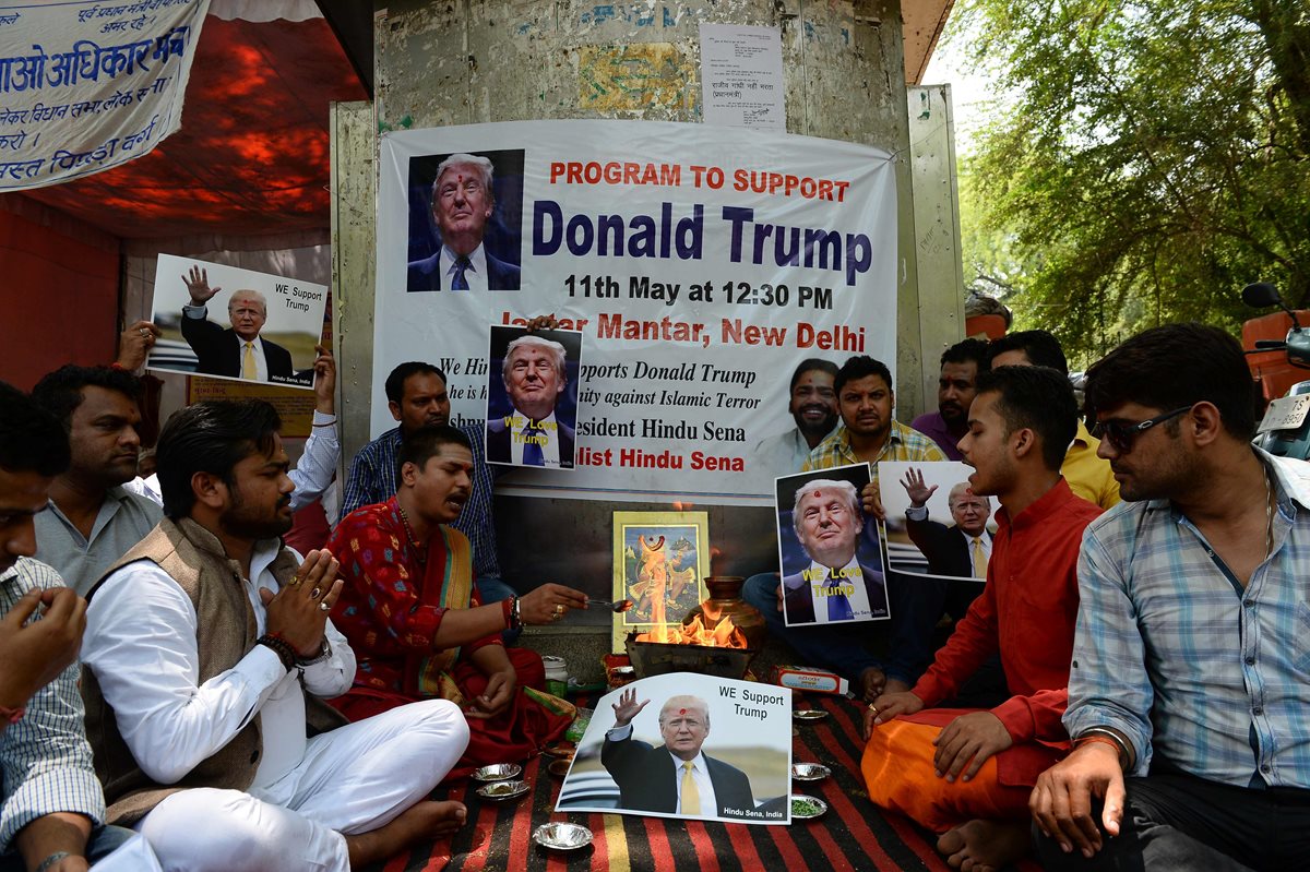 Un grupo de hindúes antimusulmanes oran a sus didades para que ayuden al precandidato republicano, Donald Trump. (Foto Prensa Libre: AFP).