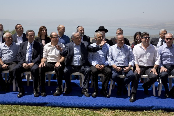 <span>Benjamin</span> <span>Netanyahu</span><span>, (c),</span> <span>posa con</span> <span>los ministros</span><span> en el</span> <span>Golán.(AP)</span>