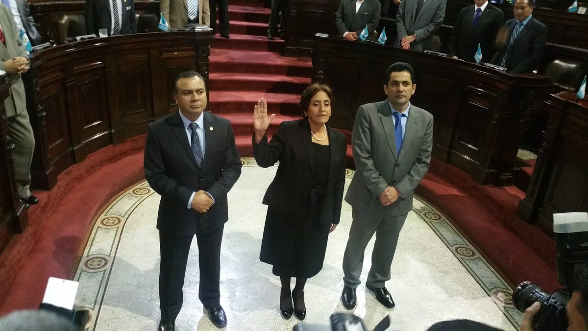 Elizabeth García Escobar es juramentada como nueva magistrada de la CSJ. (Foto Prensa Libre: Jessica Gramajo)
