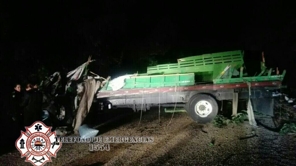 Camión en el que viajaban las tres víctimas, en Jalpatagua, Jutiapa. (Foto Prensa Libre: @CBMDEPTAL).