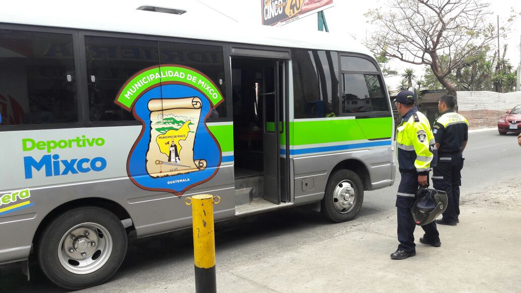 Microbús que la Municipalidad de Mixco puso a disposición de vecinos afectados por el paro de buses. (Foto Prensa Libre: Cortesía comuna).