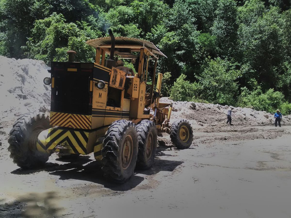 Maquinaria de Caminos trabaja en el cerro Lec para mejorar las condiciones del lugar.(Foto Prensa Libre: Ángel Julajuj)