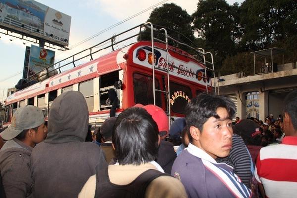 Curiosos observan el bus en el que fue herido de bala Pablo Eduardo Francis, en Chichicastenango. (Foto Prensa Libre: Ángel Julajuj)
