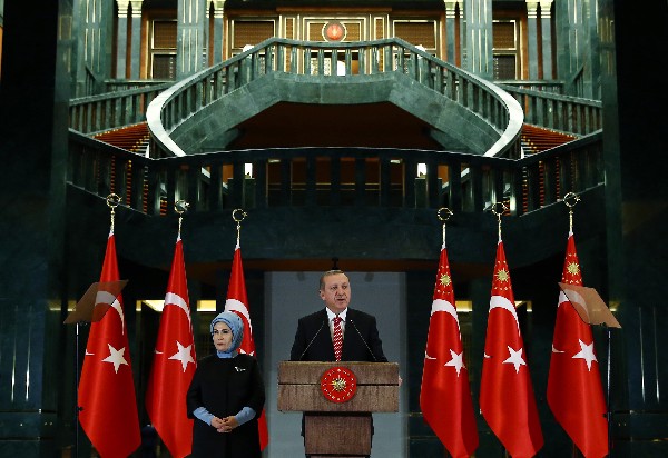 <span class="hps">El presidente turco</span><span>, Recep</span> <span class="hps">Tayyip</span> <span class="hps">Erdogan</span><span>, habla durante</span> <span class="hps">una reunión en el</span> <span class="hps">palacio presidencial de</span> <span class="hps">Ankara</span><span>, Turquía</span><span>.</span> (Foto Prensa Libre: AP)
