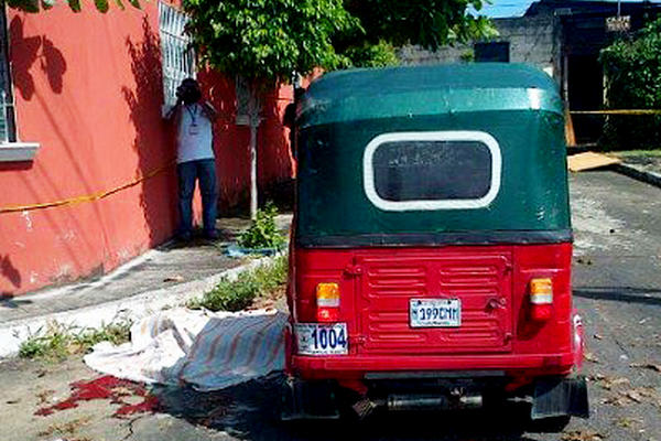 La víctima yace fuera del mototaxi. (Foto Prensa Libre: Omar Méndez)<br _mce_bogus="1"/>
