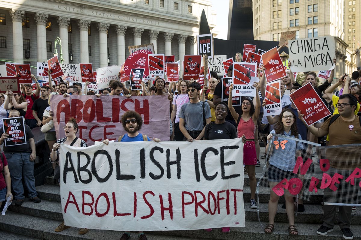Activistas marchan contra Servicio Inmigración y Aduanas (ICE) y las políticas de inmigración de Trump en la ciudad de Nueva York.(AFP)