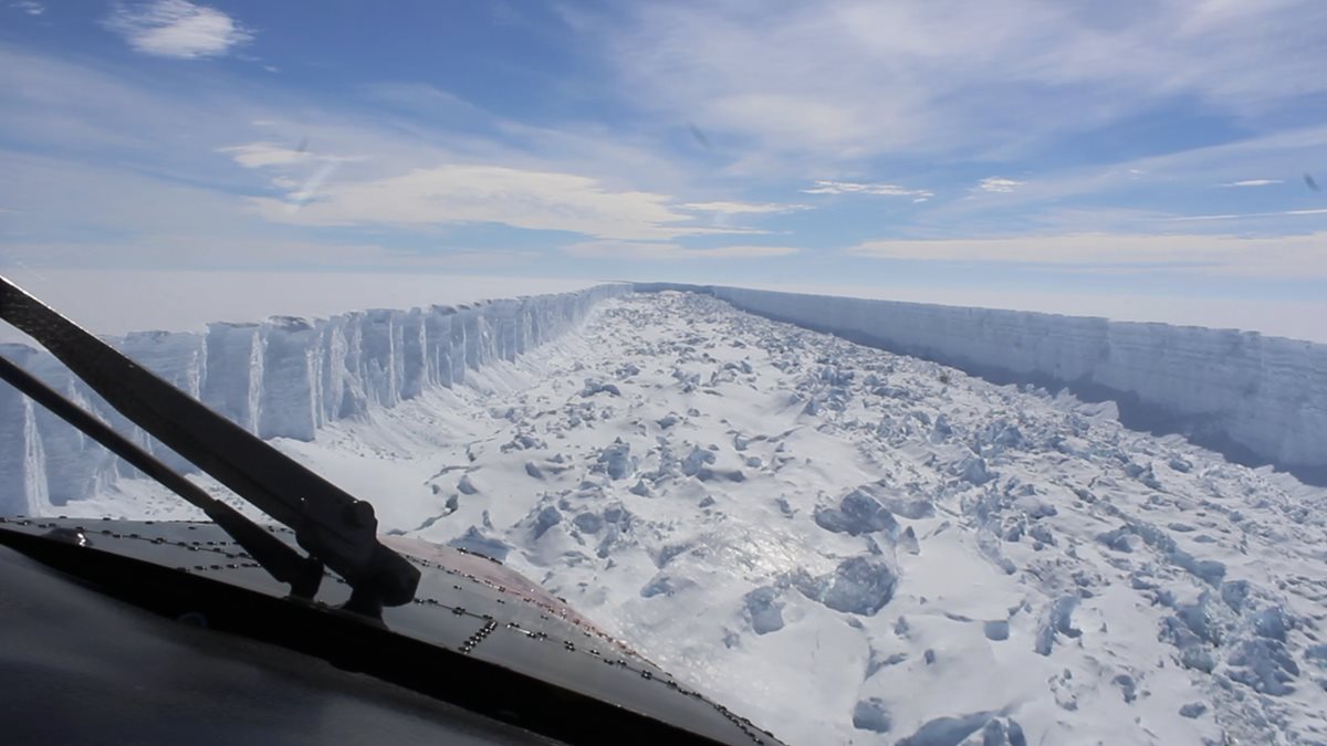 Foto de la enorme fisura del bloque Larse C, en la Antártida. (Foto Prensa Libre: AP)