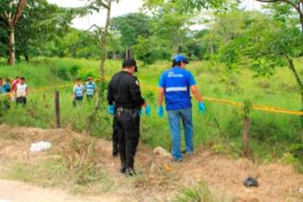Autoridades recolectan evidencias en el lugar donde fue atacado un hombre en Sayaxché, Petén. (Foto Prensa Libre: Rigoberto Escobar)<br _mce_bogus="1"/>