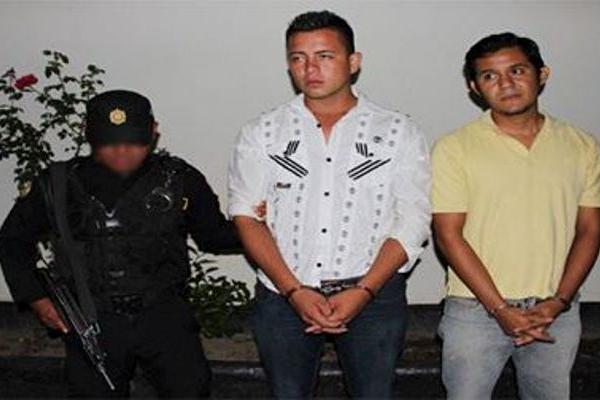 Los dos presuntos robacarros capturados en Antigua Guatemala. (Foto Prensa Libre: PNC) <br _mce_bogus="1"/>