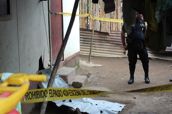 El cadáver de José Alejandro Burrión Pop, de 12 años, quedó en la entrada a uno de los cuartos de su casa. (Foto Prensa Libre: Víctor Chamalé)