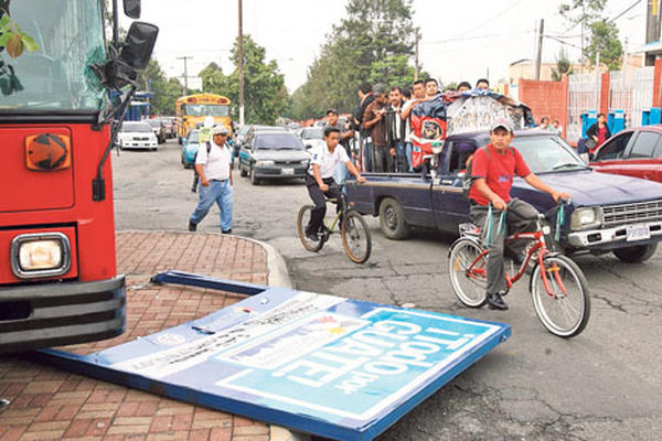 Los ataques contra buses urbanos y extraurbanos causaron terror en la población.