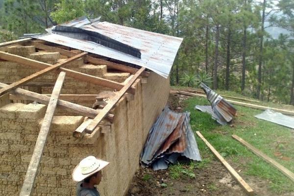 Varias casas resultaron sin techos debido al ventarrón que azotó a San Pedro Pinula, en Jalapa. (Foto Prensa Libre: Hugo Oliva)<br _mce_bogus="1"/>