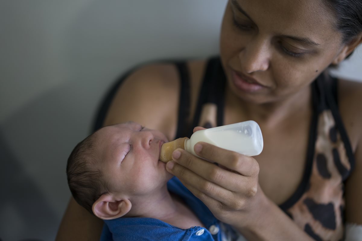 Daniele Ferreira dos Santos alimenta a su hijo que padece microcefalia en Brasil. (Foto Prensa Libre: AP).
