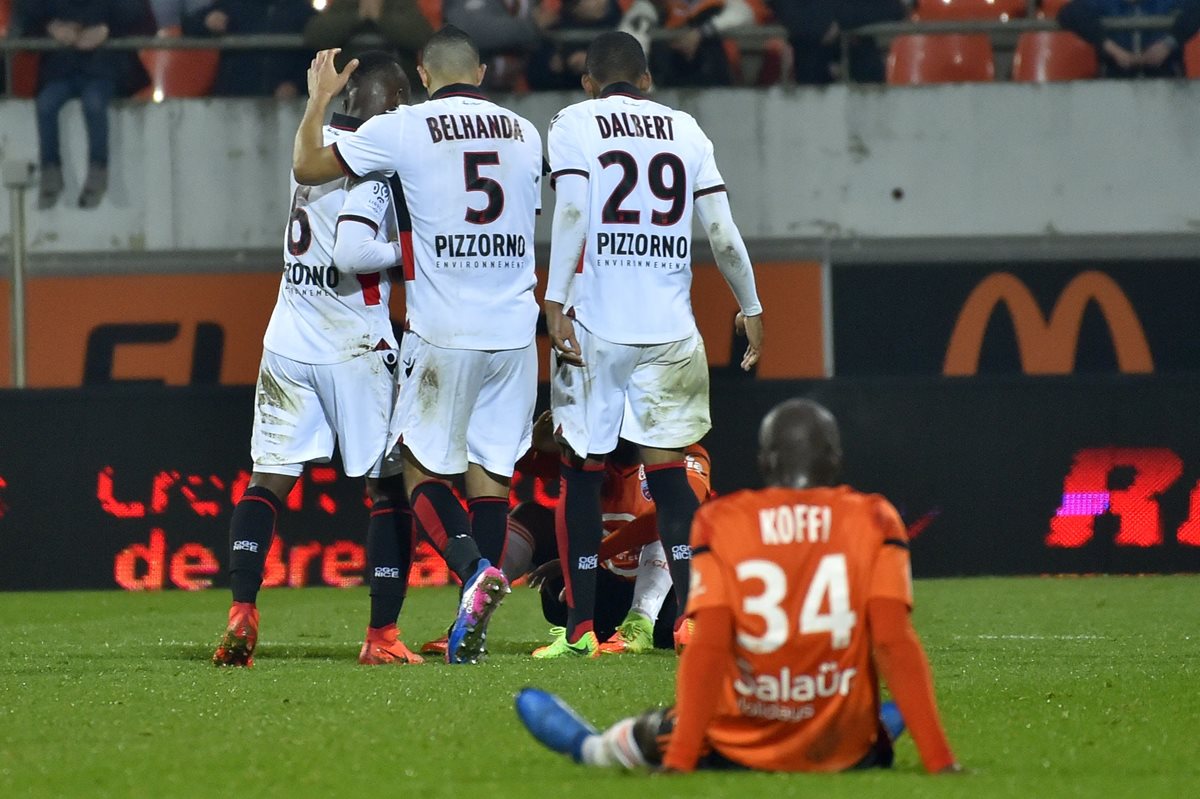 Los jugadores del Niza festejan luego del triunfo sobre el Lorient. (Foto Prensa Libre: AFP)