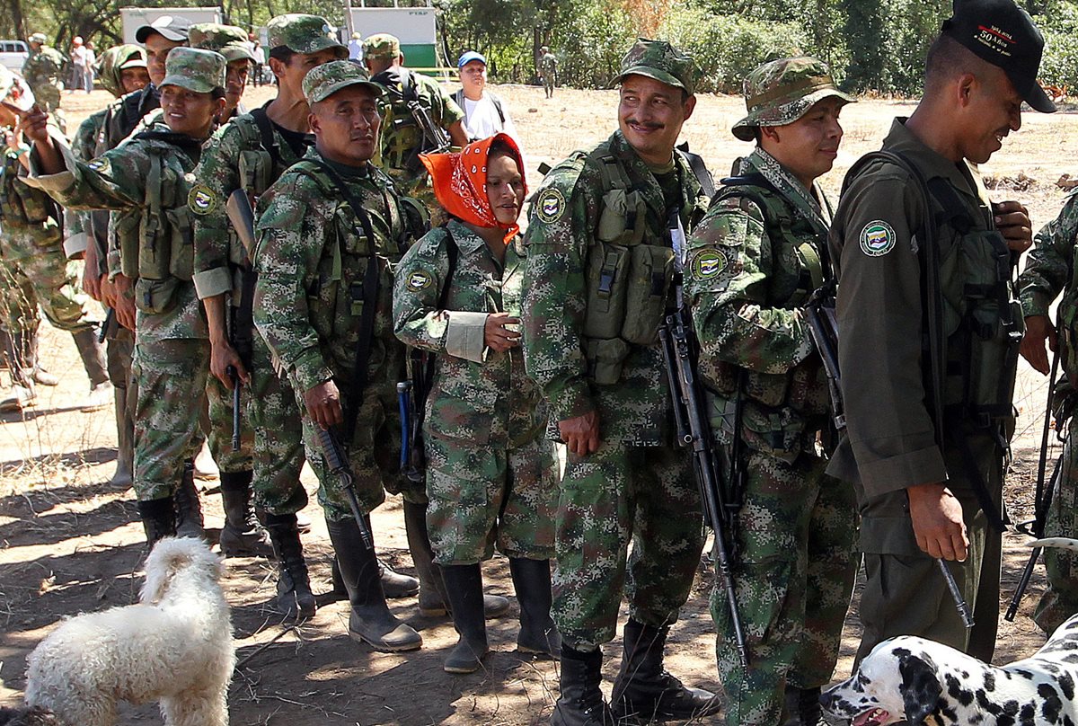 Grupo de guerrilleros hacen fila para consumir bebidas en Pondores, Colombia.(Foto Prensa Libre: EFE).