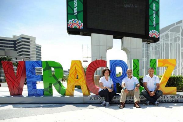 Fernando Cáceres, jefe de misión de los atletas guatemaltecos que participarán en Veracruz 2014, posa con Óscar Maeda y Rosario Avendaño, en el World Trade Center, Veracruz. (Foto Prensa Libre: Francisco Sánchez)