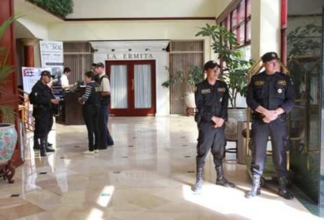La policía y el Ministerio Público intervienen el hotel Crown Plaza en la zona 14 el 11 de junio del 2012. (Foto Prensa Libre: Hemeroteca PL)