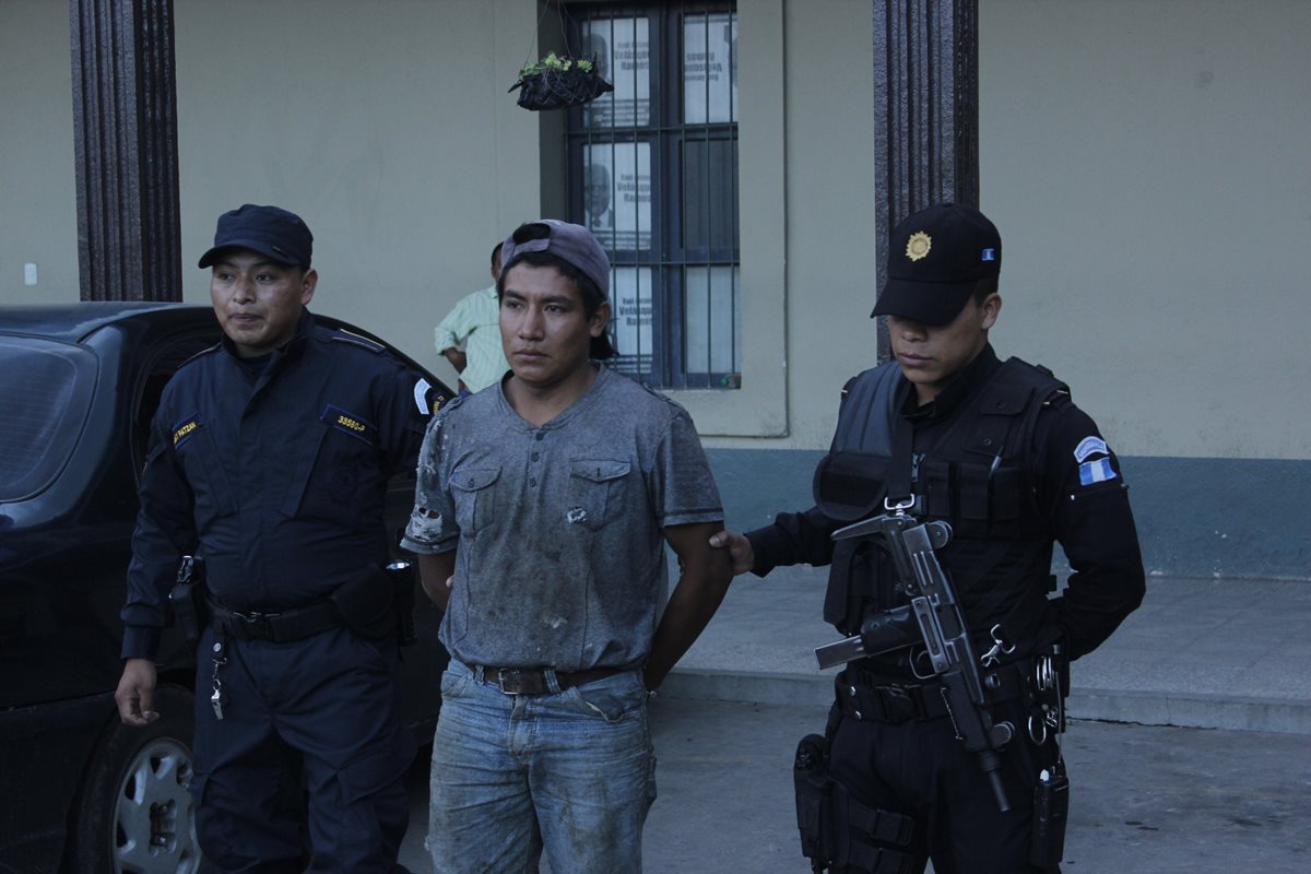 Abel Turcios Boch, de 22 años, es sindicado de haber violado a una menor con capacidades especiales, en Chimaltenango. (Foto Prensa Libre: Víctor Chamalé)