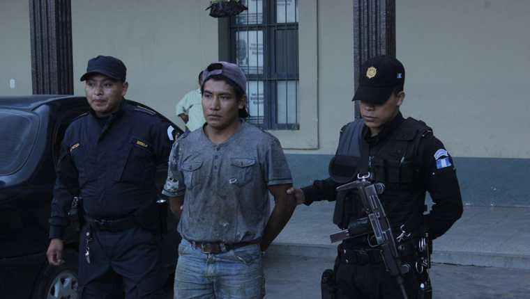 Abel Turcios Boch, de 22 años, es sindicado de haber violado a una menor con capacidades especiales, en Chimaltenango. (Foto Prensa Libre: Víctor Chamalé)