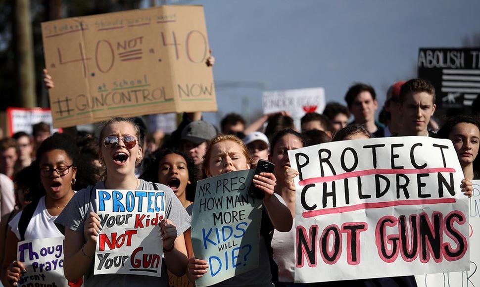 Estudiantes de escuelas de Florida demandan mayor control de armas. (Foto Prensa Libre: AFP)