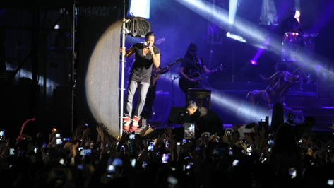 Romeo Santos cantó y bailó con los guatemaltecos en el estadio Cementos Progreso. (Foto Prensa Libre: Keneth Cruz)