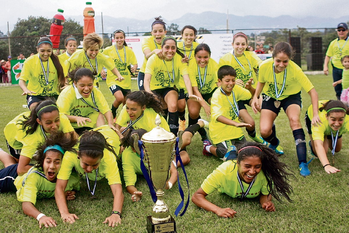 Final feliz para las jugadoras del equipo capitalino. Consiguieron el noveno cetro en toda su historia, después de vencer en la final a Xela con un global de 3-2. (Foto Prensa Libre: Jesús Cuque)