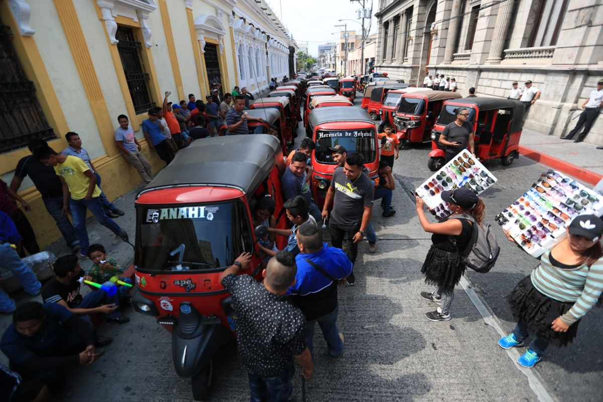 Los mototaxistas manifiestan en el Congreso de la República. (Foto Prensa Libre: Carlos Hernández)