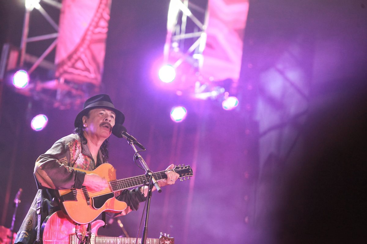 Santana emociona a seguidores en un concierto gratuito