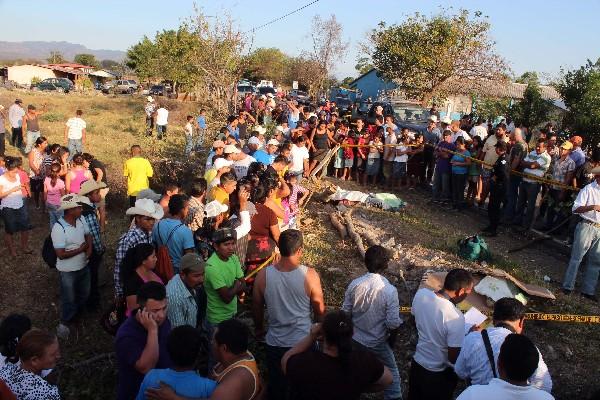 La Policía aisló el área donde quedaron los cuerpos de  cinco  mujeres que murieron arrolladas por un camión distribuidor de aguas gaseosas.