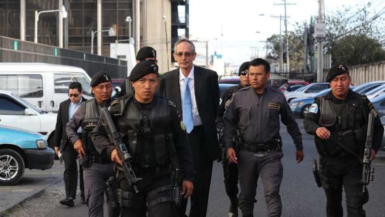El expresidente Álvaro Colom llega a la Torre de Tribunales para rendir su primera declaración. (Foto Prensa Libre: Érick Ávila)