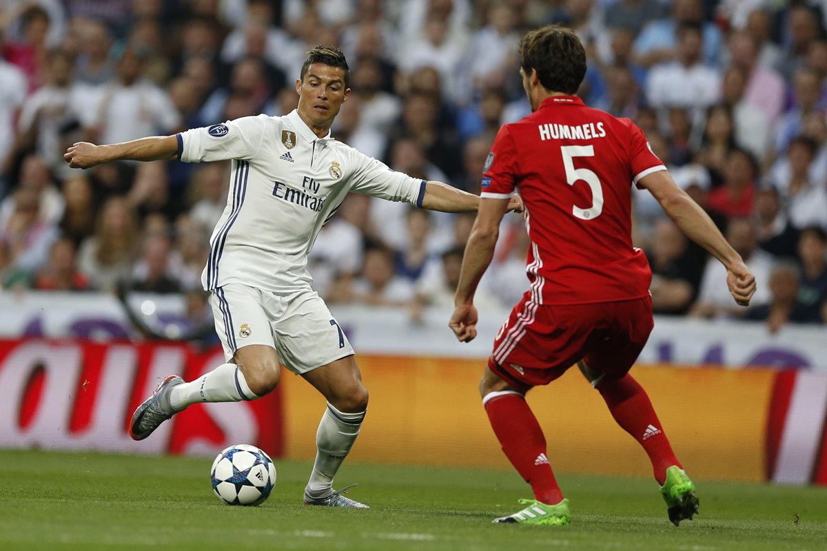 Cristiano Ronaldo intenta dominar la pelota frente a Mats Hummels del Bayern Múnich.