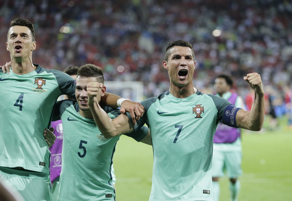 Cristiano anotó y asistió para el triunfo de Portugal. (Foto Prensa Libre: AP)