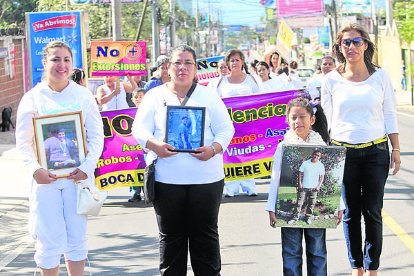 Esposas, hijas,  hermanos, padres y amigos de guatemaltecos asesinados en  Boca del Monte. (Infografía Prensa Libre: Érick Ávila)