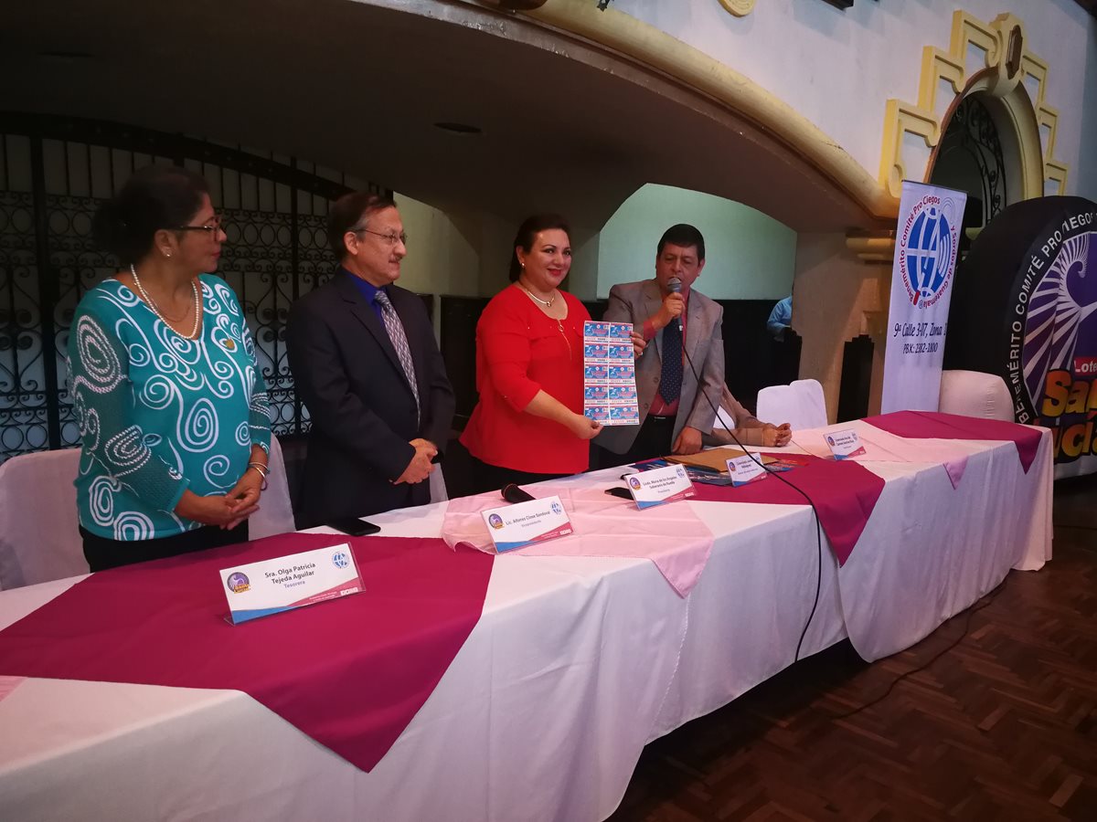 Junta directiva del Benemérito Comité Pro Ciegos y Sordos de Guatemala brinda detalles del 62 aniversario de Lotería Santa Lucía. (Foto Prensa Libre: Óscar Fernando García).
