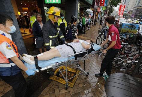 Paramédicos trasladan a una persona herida en ataque al metro en Taipéi, Taiwán. (Foto Prensa Libre/AP)