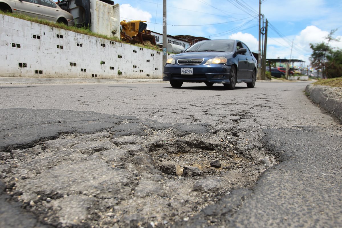 La imagen muestra el mal estado de un tramo del bulevar Tulam Tzu, en la zona 4 de Mixco, donde han ocurrido varios accidentes a causa de los baches. (Foto Prensa Libre: Álvaro Interiano)