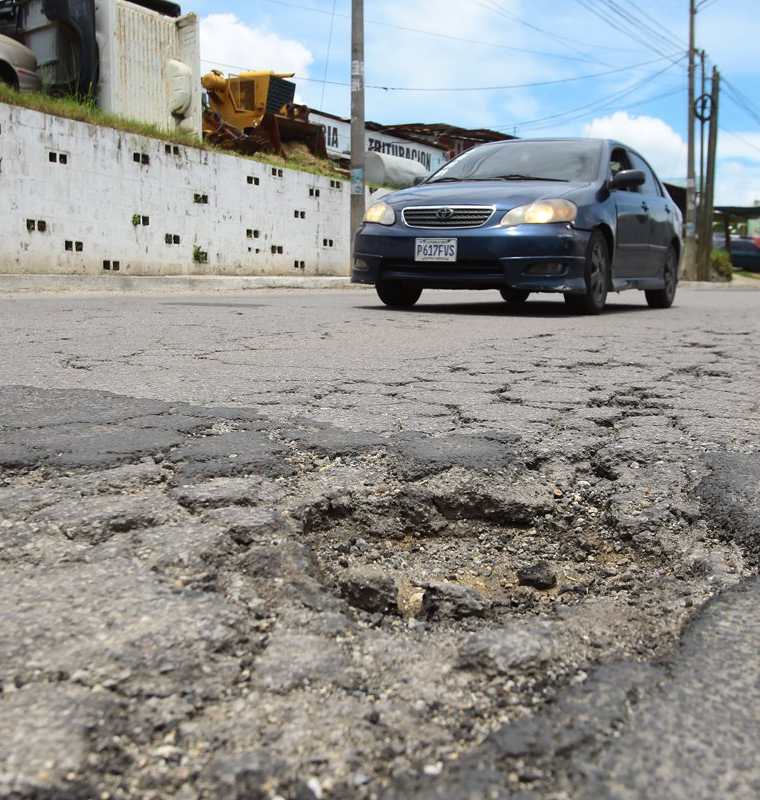 La imagen muestra el mal estado de un tramo del bulevar Tulam Tzu, en la zona 4 de Mixco, donde han ocurrido varios accidentes a causa de los baches. (Foto Prensa Libre: Álvaro Interiano)