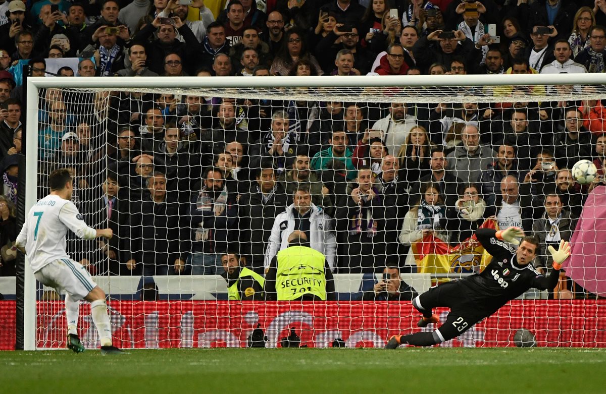 Cristiano Ronaldo anota de penalti el gol de la clasificación del Real Madrid a la semifinal. (Foto Prensa Libre: AFP)