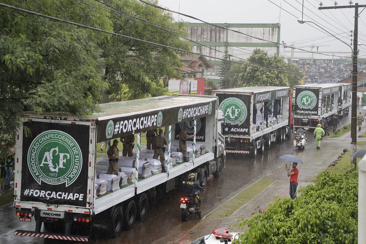 Los féretros llegaron este sábado a Brasil. (Foto Prensa Libre: AP)