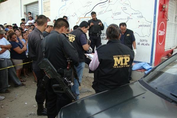 Fiscales del Ministerio Público y agentes de la Policía recolectan evidencias en el sitio del doble crímen. (Foto Prensa Libre: Julio Del Cid)<br _mce_bogus="1"/>