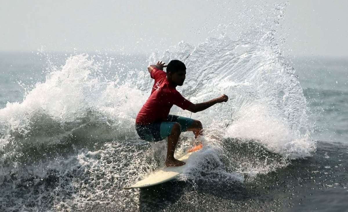 Mario Vega, de Puerto San José, es uno de los 11 surfistas —siete hombres y cuatro mujeres— que van por los seis boletos para el Mundial, en Costa Rica. (Foto Prensa Libre: Cortesía Asosurf)