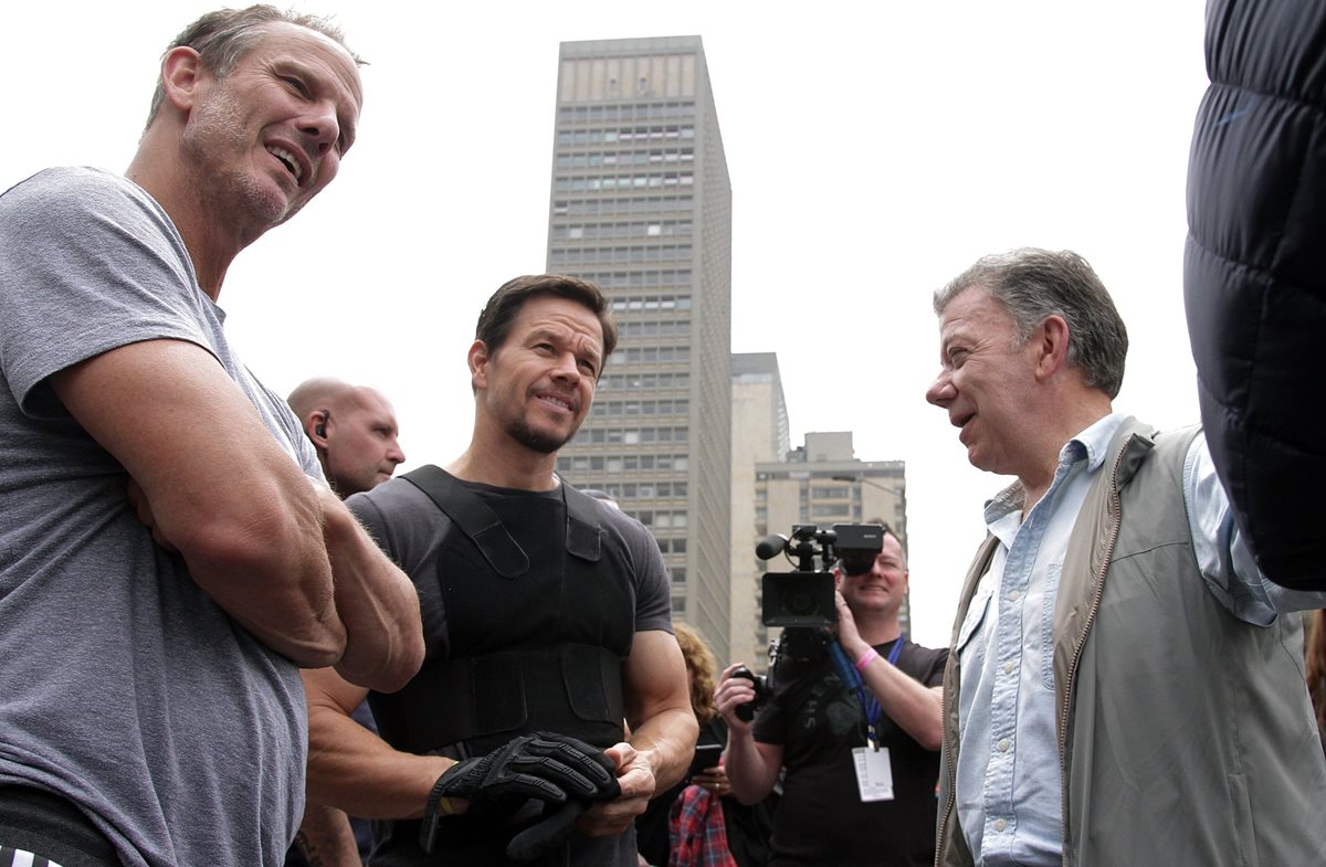 El director Peter Berg, junto al actor y el mandatario colombiano. (Foto Prensa Libre, AFP).