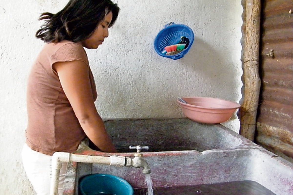 Vecina de  El Sinaca, Sanarate, cuenta con servicio de agua domiciliar. (Héctor Contreras)
